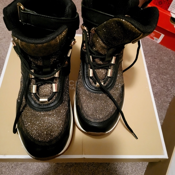 Shoes - Picture 4 of 6